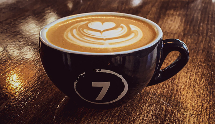 7Gramm Logotasse mit Cappuccino und Latte Art